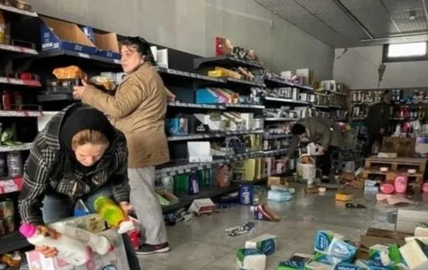 Los dueños de negocios en Turquía vacían sus tiendas para evitar ladrones