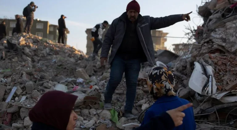 Più di 34.000 morti da devastanti terremoti in Turchia, Siria