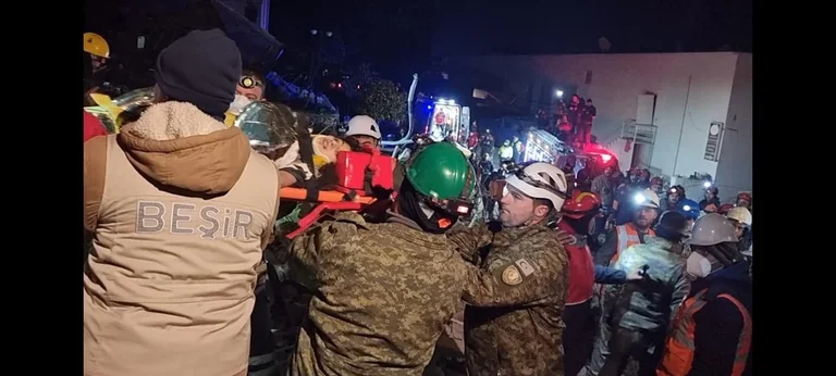 KSF rettet zwei Menschen vor Ruinen in der Türkei, mehr als 162 Stunden nach dem Erdbeben