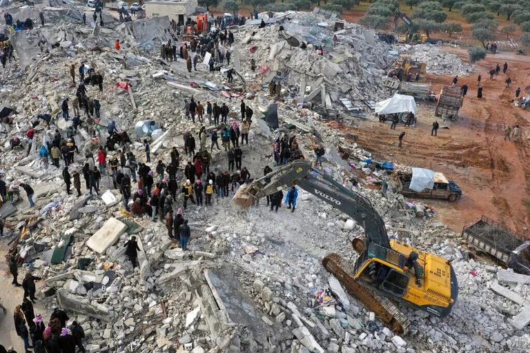 Oltre 100 mandati di arresto per crollo di edifici in Turchia