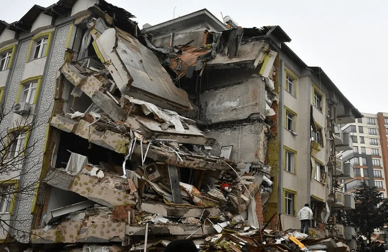 Turchia emette mandati di arresto per edifici che sono crollati nel terremoto