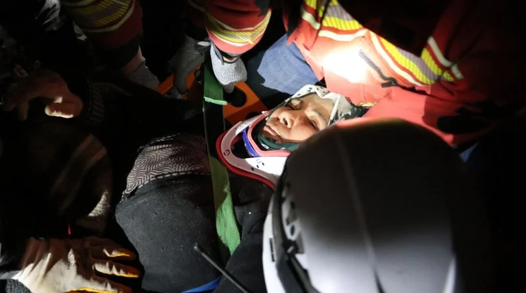 70-year-old trovato vivo in rovine 121 ore dopo il terremoto
