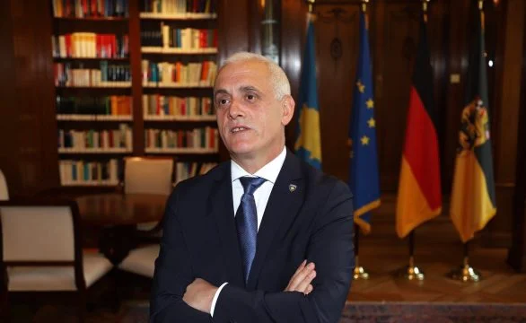 Qaffej à FAZ: Kurti se distingue, les institutions ont capturé le parti, la corruption et le népotisme dominent toujours le pays