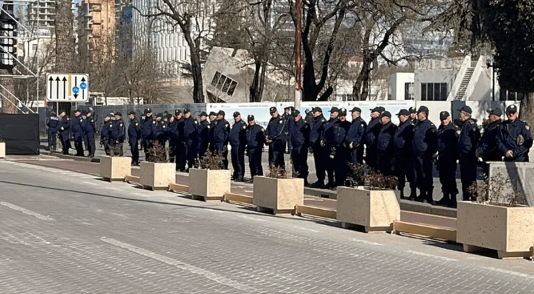Opposition protest in Albania, prime minister's doors bought