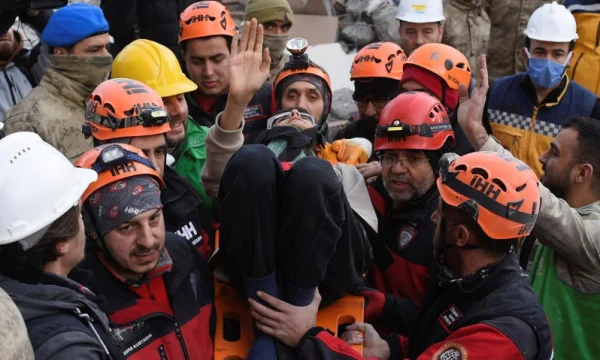 129 heures en ruines, les équipes de secours font vivre 5 membres de la famille