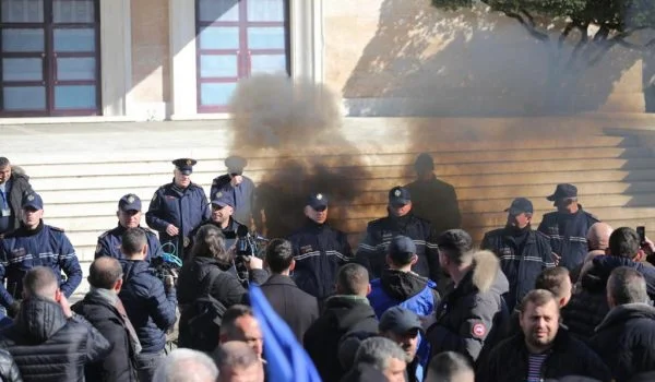 Proteste chiuse, fumo gettato sui passi del primo ministro a Tirana