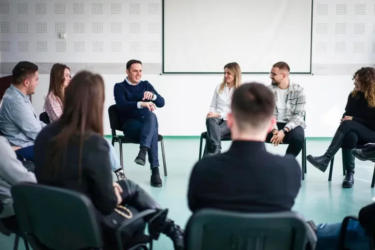 Abdixhiku incontra con studenti medici: uno stato che dà buon futuro