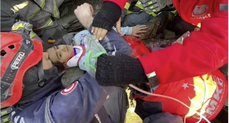 Zwei Schwestern kommen am Leben aus den Ruinen 101 Stunden nach dem Erdbeben