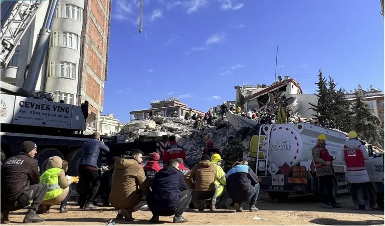 Wonderful: Father and two boys saved after 76 hours in Turkey's ruins