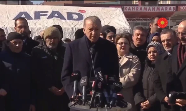 Erdogan dalle zone colpite dal terremoto: Tra un anno costruiamo nuovi edifici, non lasceremo la nostra gente per strada.