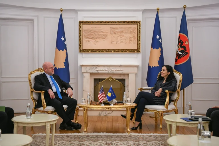 Osman trifft sich mit Hownier, dem Thema des Kosovo-basierten Dialogs Serbien
