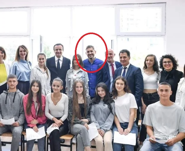 Non solo la donna, anche il Frisher di Albulen Hadziu, è stata stabilita come professore alla scuola.