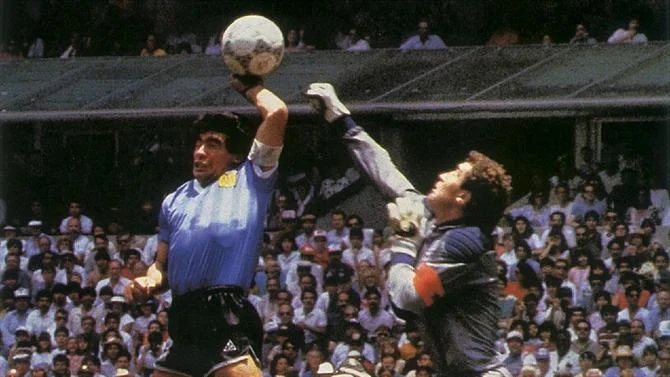 Der Ball Maradona scored das berühmte Handziel bleibt unold, wieder versteigert