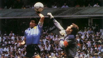 Der Ball Maradona scored das berühmte Handziel bleibt unold, wieder versteigert