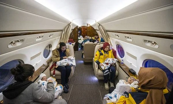 Erdogan-Flugzeug voller Babys, Erdbeben-Saved Babys nach Ankara geschickt