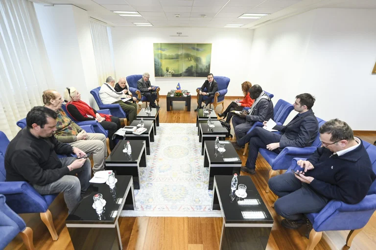 Kurt meets several former World Journalists Today, presents them as <x0-gazers from Switzerland and Liechtenstein”