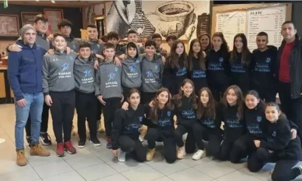 Turchia: l'hotel della squadra di pallavolo di trenta membri crolla completamente, nessun corpo ancora trovato