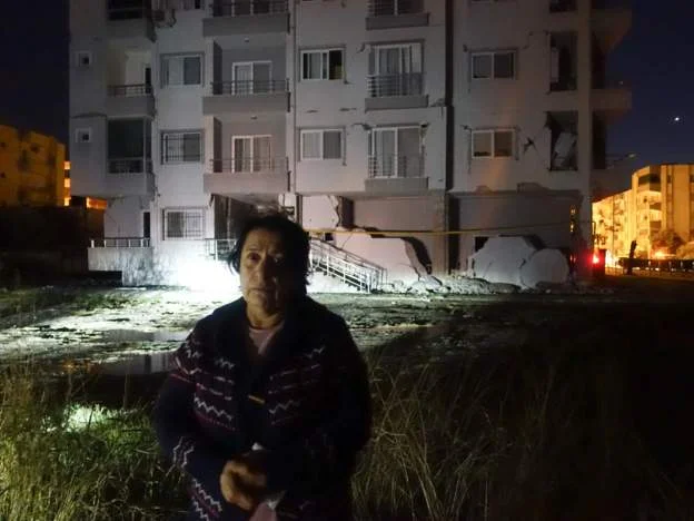 “Mezi überlebte das Erdbeben, jetzt habe ich kein Haus”, durch Tränen gesteht eine Frau nach dem Erdbeben in der Türkei
