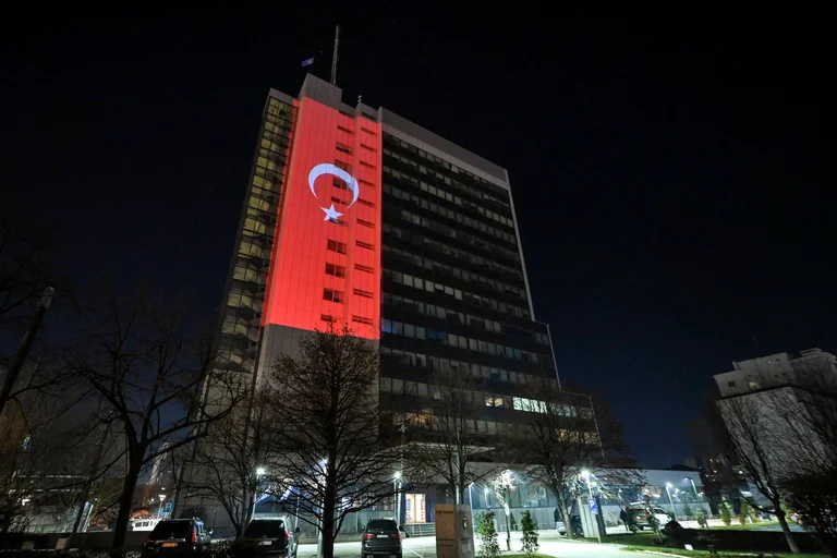 Edificio governativo acceso con bandiera turca dopo devastante terremoto