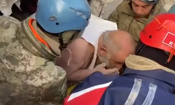 It's brought out of the ruins with cigarettes in its mouth, sée removes even after the rescuers insist