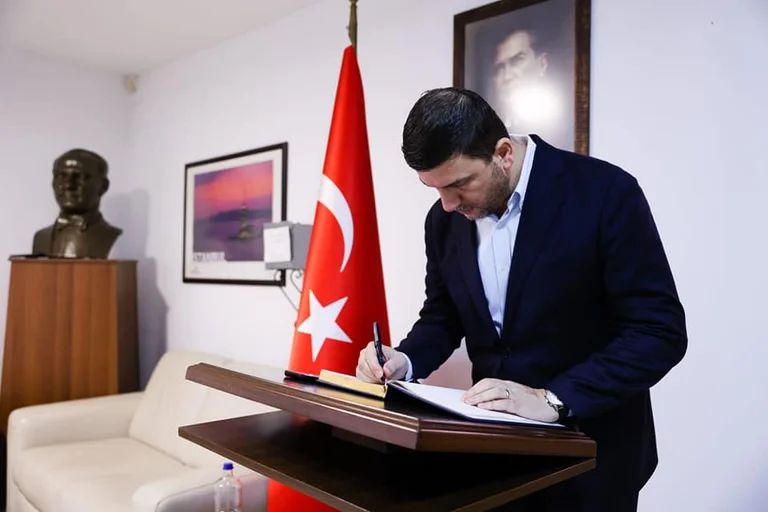 Memli Krasniqi auf der türkischen Botschaft nimmt Komfort für Erdbeben Victims