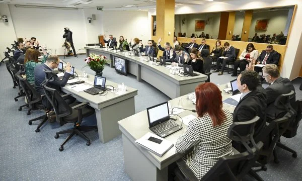 Kurt calls the ministers, a government meeting takes place at 10:00.