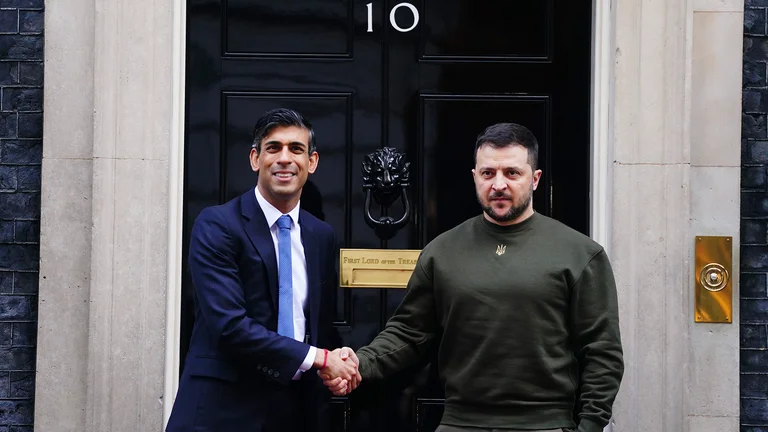 Zelensky arriva a Londra, previsto dal Primo Ministro Sunak
