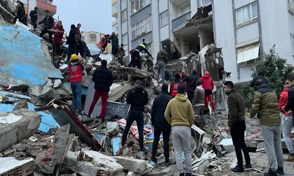 Das Gleichgewicht des Erdbebens vertieft über 7 Tausend Lässige und über 35 Tausend verletzte Menschen