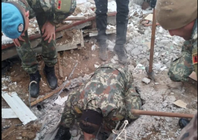 Squadra di Ricerca per Soccorso Albanese nella Runa della Tragedia Malatya della Turchia