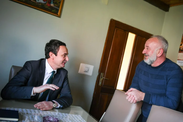 Kurti visita le famiglie serbe a Istog