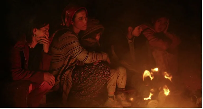 Earthquake in Turkey, residents spend the night outdoors, lighting fires to heat up