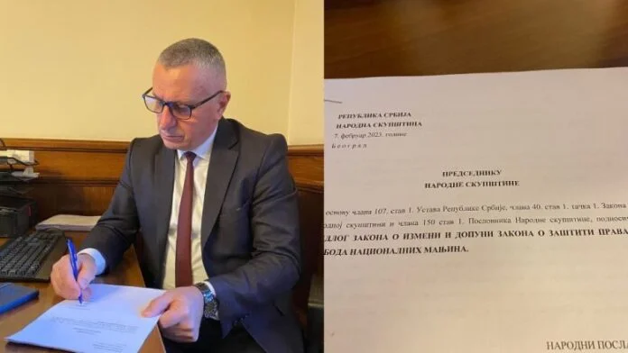 Kamberi hands over to Serbia's Parliament proposal for free use of Albanian flag