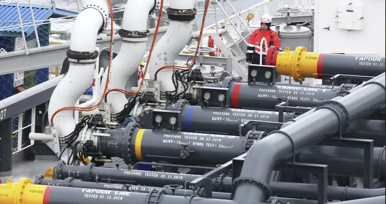 Oil prices continue to fall on global markets