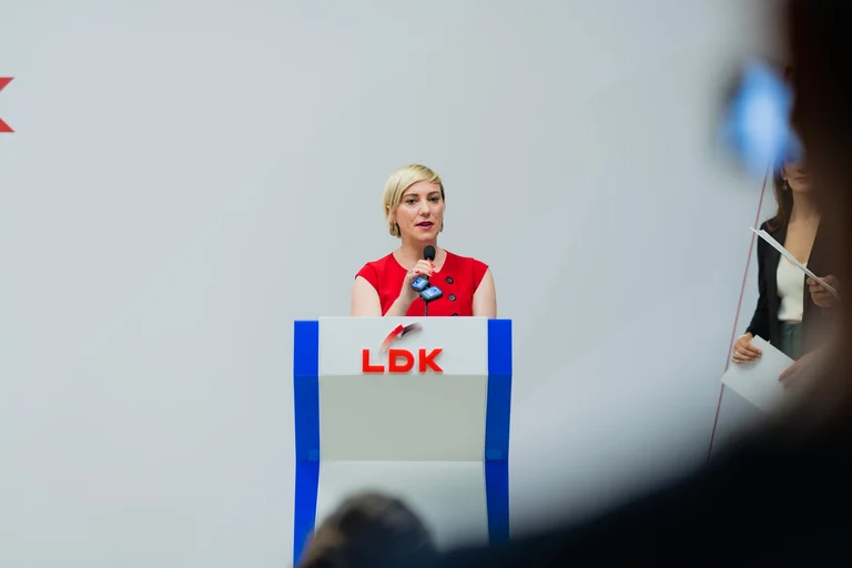La portavoz de LDK: Es inquietante para los informes de daños con América.