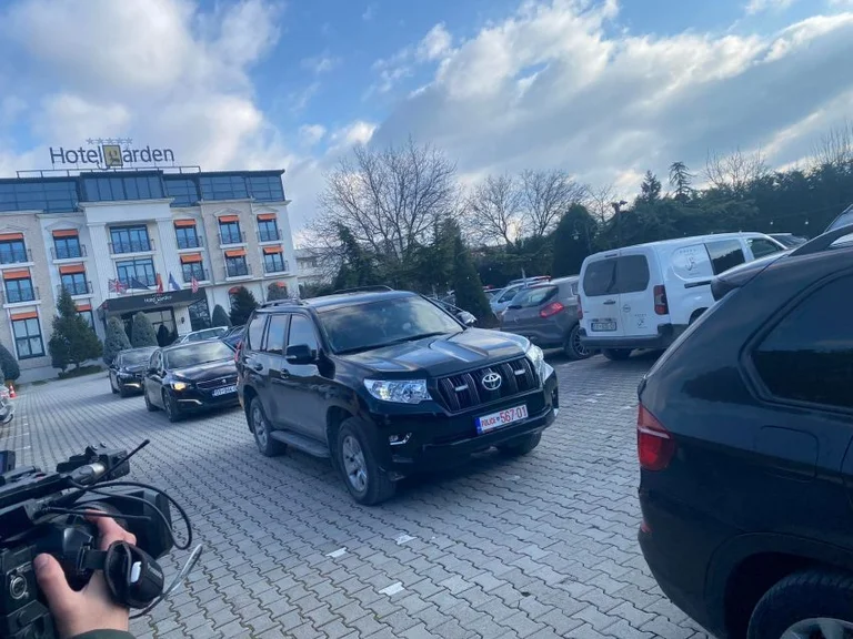 Il lago di Havenier continua l'incontro, Kurt lascia il ristorante
