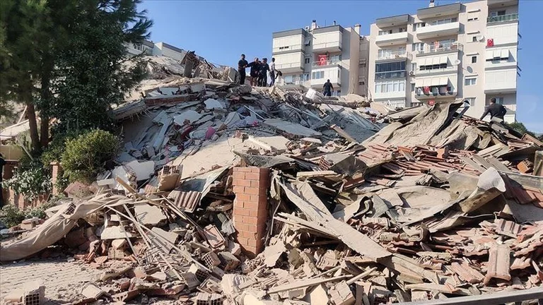 Ein 7,8-starker Streik, der 30tausend Menschen getötet hat, die die stärksten Erdbeben in der Türkei sind