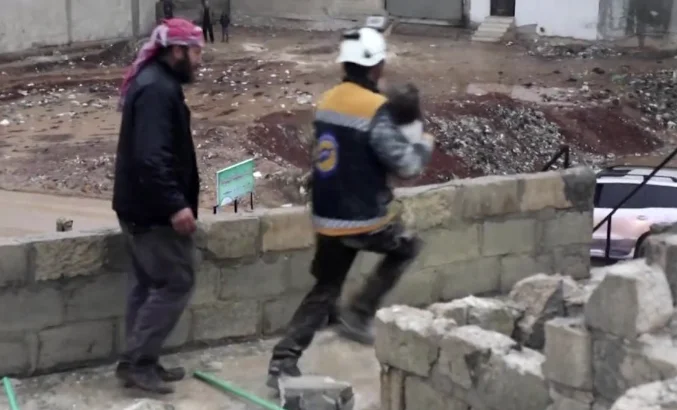 V IDEO: Der Moment, in dem ein Kind nach dem Erdbeben in Syrien vor Ruinen gerettet wird