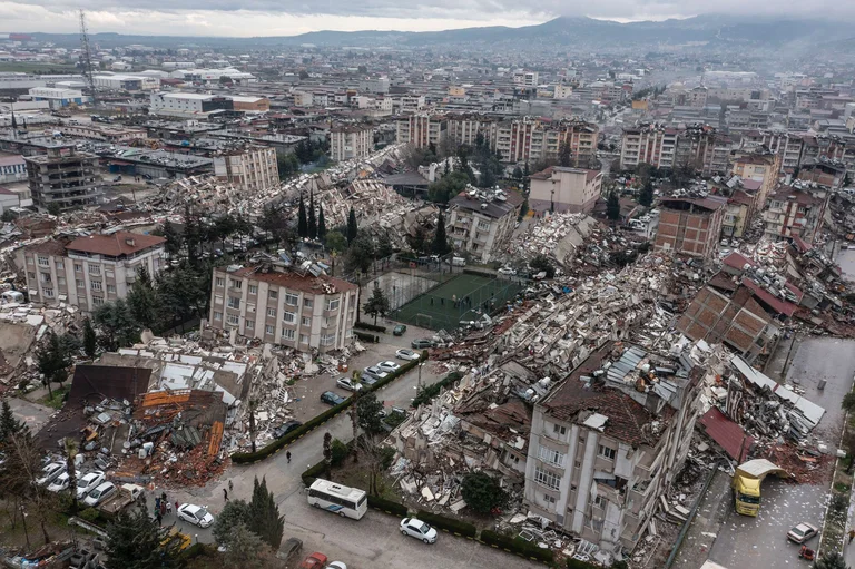 Zahl der Opfer geht auf 2.469 nach Erdbeben in der Türkei, Syrien