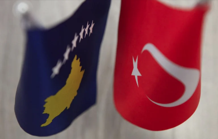 MPJ e Turqisë: Shpresojmë së shpejti Kosova dhe Serbia të arrijnë marrëveshje edhe për targat