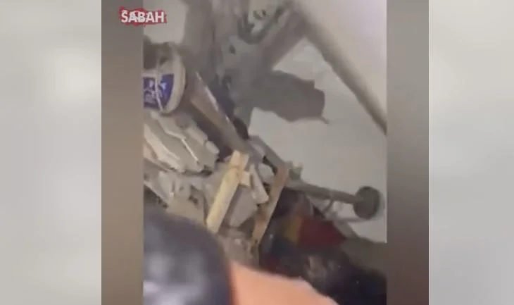 The moment when a family is saved is brought out alive from the ruins left behind