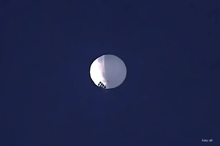 Pentagon zieht den chinesischen Ballon hinunter (Video)