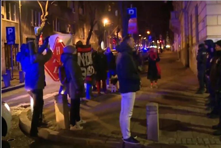 Neonazis rally nel centro di Belgrado