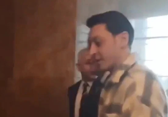 Mesut Ozil gives the epic answer to the fan who asks him what it was like to play with Ronaldo.