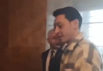 Mesut Ozil gibt dem Fan die epische Antwort, der ihn fragt, wie es war, mit Ronaldo zu spielen.
