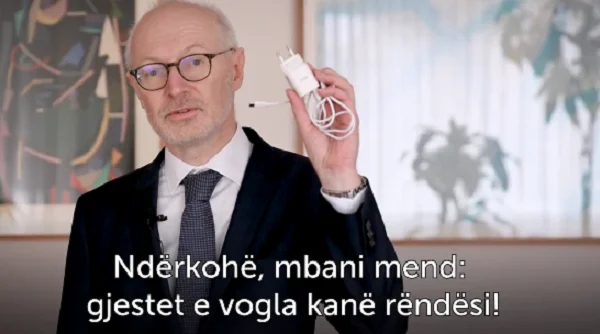 L'ambasciatore francese chiede il risparmio energetico, mostra le misure prese nel residence