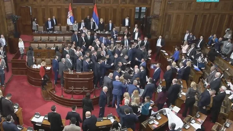 Il caos nel parlamento serbo, l'opposizione attacca Vuciqi