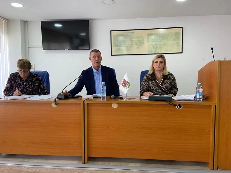 Il comune Obilic disposto a liberare i cittadini dalle tasse fino a 100 euro, ma ci sono due richieste