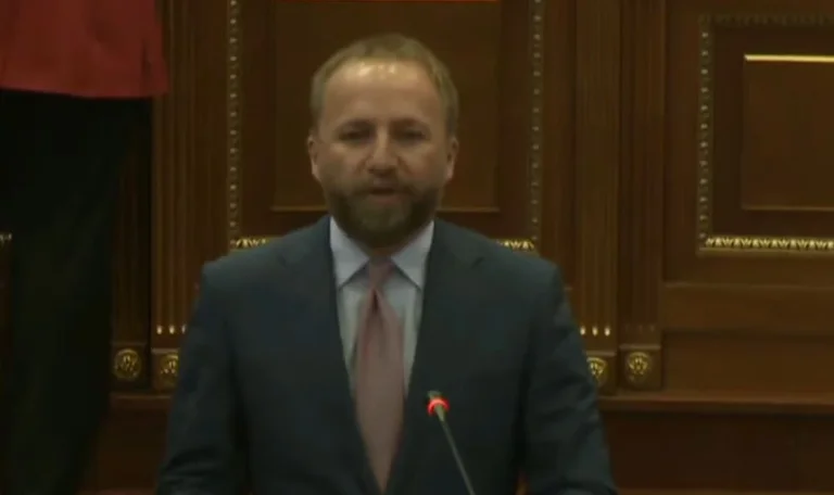 Tahiri: Le rapport sur la dégradation du Kosovo a une adresse - Albin Kurti, Vjosa Osmani