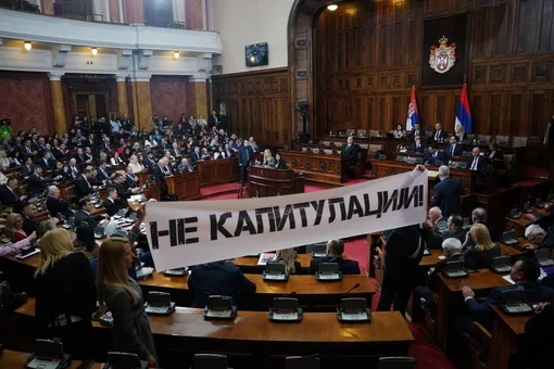 Vuciq stands before Serbian deputies, is expected with ovations, and with a baner “no surrender”