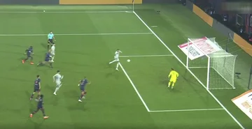Der Moment, in dem Muckpe die Strafleiste trifft und der Ball sich um dreht, zeigt nicht